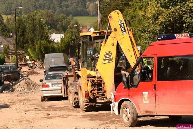 [WIDEO/FOTO] Gruzowiska, zawalone budynki i bezradność mieszkańców. Makabryczny obraz Stronia Śląskiego po powodzi