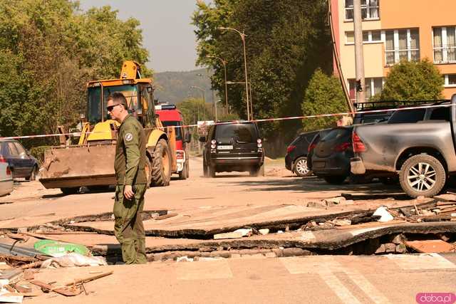 [WIDEO/FOTO] Gruzowiska, zawalone budynki i bezradność mieszkańców. Makabryczny obraz Stronia Śląskiego po powodzi