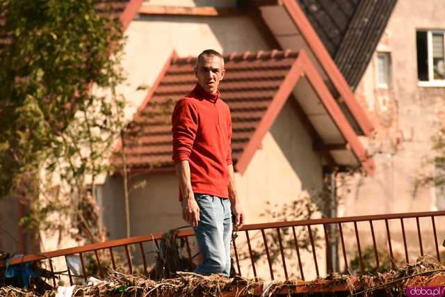 [WIDEO/FOTO] Gruzowiska, zawalone budynki i bezradność mieszkańców. Makabryczny obraz Stronia Śląskiego po powodzi