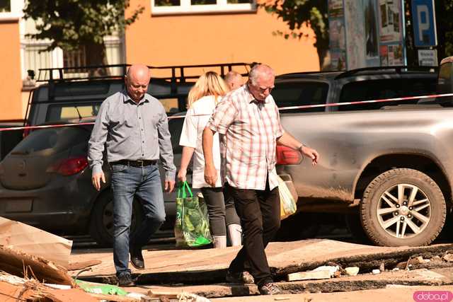 [WIDEO/FOTO] Gruzowiska, zawalone budynki i bezradność mieszkańców. Makabryczny obraz Stronia Śląskiego po powodzi