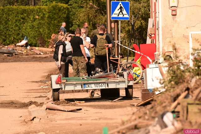 [WIDEO/FOTO] Gruzowiska, zawalone budynki i bezradność mieszkańców. Makabryczny obraz Stronia Śląskiego po powodzi