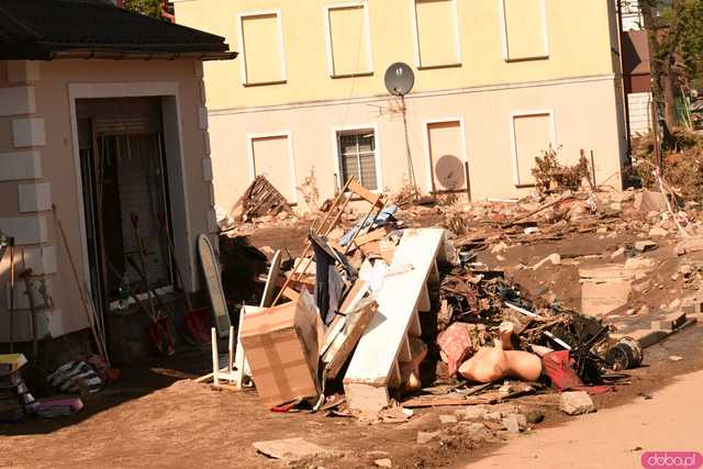 [WIDEO/FOTO] Gruzowiska, zawalone budynki i bezradność mieszkańców. Makabryczny obraz Stronia Śląskiego po powodzi