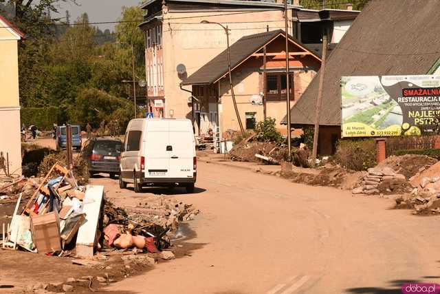 [WIDEO/FOTO] Gruzowiska, zawalone budynki i bezradność mieszkańców. Makabryczny obraz Stronia Śląskiego po powodzi