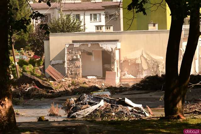 [WIDEO/FOTO] Gruzowiska, zawalone budynki i bezradność mieszkańców. Makabryczny obraz Stronia Śląskiego po powodzi