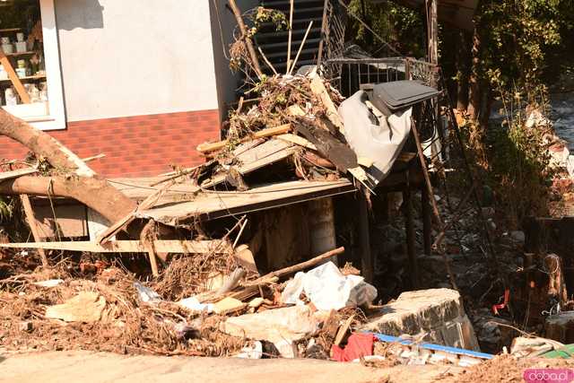 [WIDEO/FOTO] Gruzowiska, zawalone budynki i bezradność mieszkańców. Makabryczny obraz Stronia Śląskiego po powodzi
