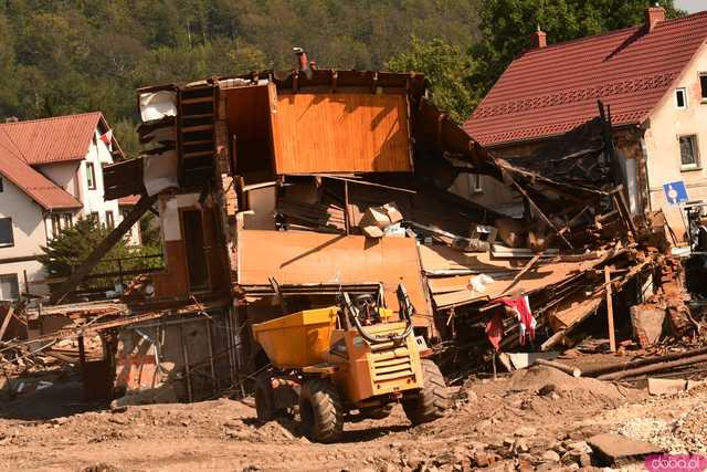 [WIDEO/FOTO] Gruzowiska, zawalone budynki i bezradność mieszkańców. Makabryczny obraz Stronia Śląskiego po powodzi