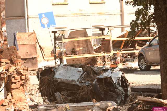 [WIDEO/FOTO] Gruzowiska, zawalone budynki i bezradność mieszkańców. Makabryczny obraz Stronia Śląskiego po powodzi