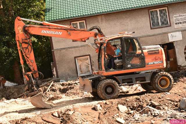 [WIDEO/FOTO] Gruzowiska, zawalone budynki i bezradność mieszkańców. Makabryczny obraz Stronia Śląskiego po powodzi