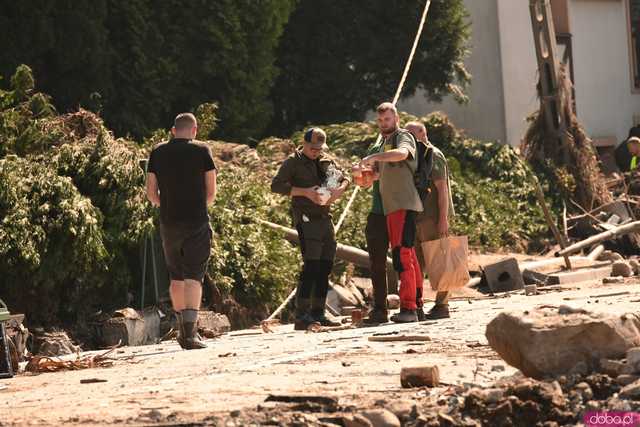 [WIDEO/FOTO] Gruzowiska, zawalone budynki i bezradność mieszkańców. Makabryczny obraz Stronia Śląskiego po powodzi