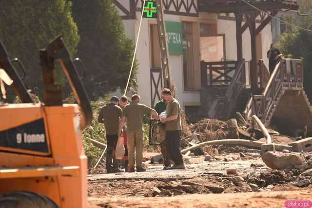 [WIDEO/FOTO] Gruzowiska, zawalone budynki i bezradność mieszkańców. Makabryczny obraz Stronia Śląskiego po powodzi