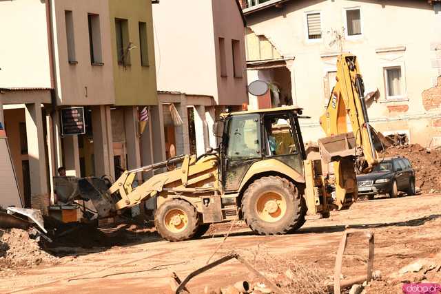 [WIDEO/FOTO] Gruzowiska, zawalone budynki i bezradność mieszkańców. Makabryczny obraz Stronia Śląskiego po powodzi