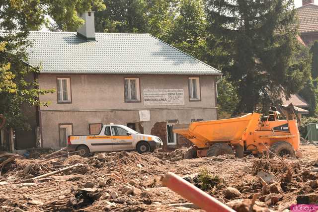 [WIDEO/FOTO] Gruzowiska, zawalone budynki i bezradność mieszkańców. Makabryczny obraz Stronia Śląskiego po powodzi