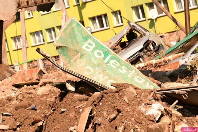 [WIDEO/FOTO] Gruzowiska, zawalone budynki i bezradność mieszkańców. Makabryczny obraz Stronia Śląskiego po powodzi