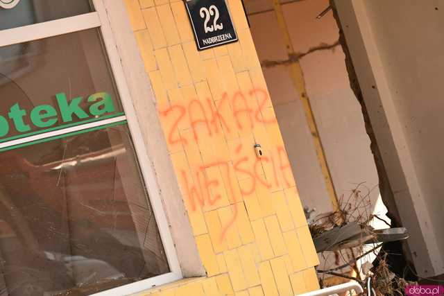 [WIDEO/FOTO] Gruzowiska, zawalone budynki i bezradność mieszkańców. Makabryczny obraz Stronia Śląskiego po powodzi