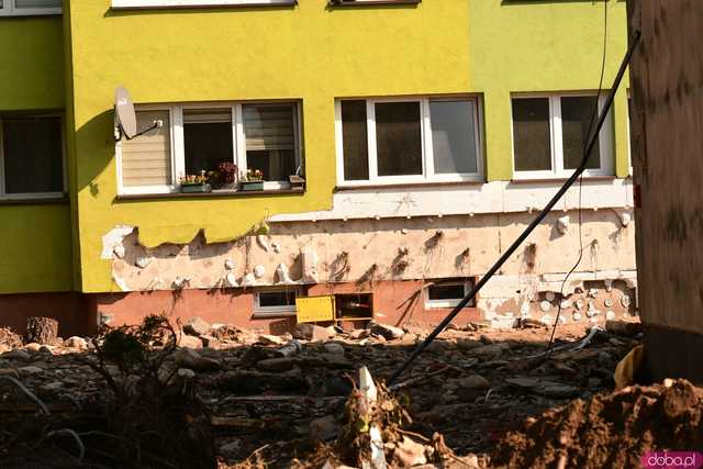 [WIDEO/FOTO] Gruzowiska, zawalone budynki i bezradność mieszkańców. Makabryczny obraz Stronia Śląskiego po powodzi