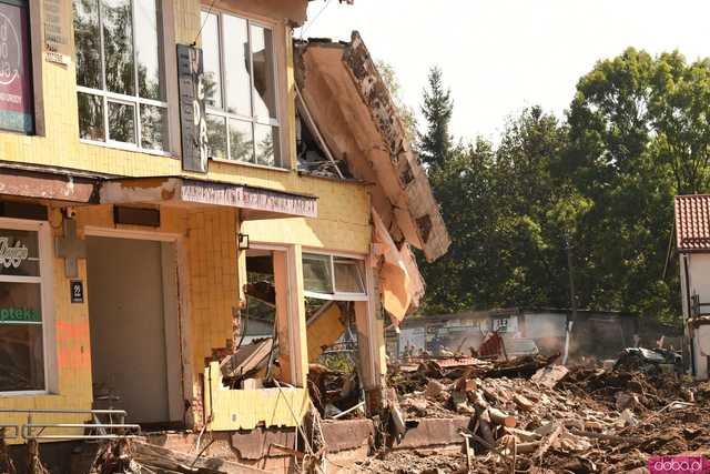 [WIDEO/FOTO] Gruzowiska, zawalone budynki i bezradność mieszkańców. Makabryczny obraz Stronia Śląskiego po powodzi