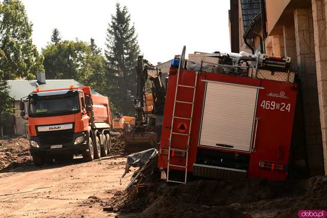 [WIDEO/FOTO] Gruzowiska, zawalone budynki i bezradność mieszkańców. Makabryczny obraz Stronia Śląskiego po powodzi
