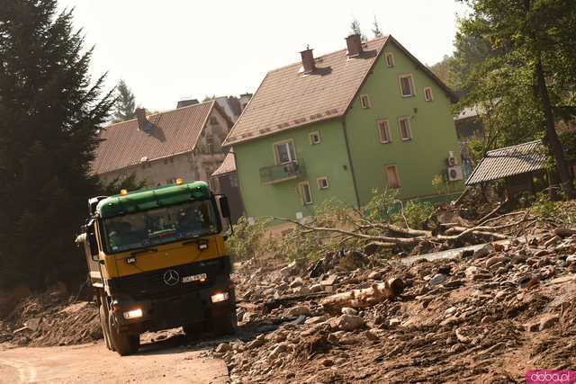 [WIDEO/FOTO] Gruzowiska, zawalone budynki i bezradność mieszkańców. Makabryczny obraz Stronia Śląskiego po powodzi