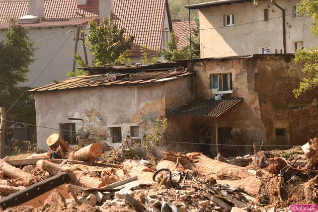 [WIDEO/FOTO] Gruzowiska, zawalone budynki i bezradność mieszkańców. Makabryczny obraz Stronia Śląskiego po powodzi