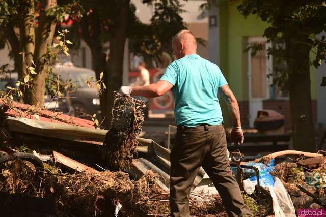 [WIDEO/FOTO] Gruzowiska, zawalone budynki i bezradność mieszkańców. Makabryczny obraz Stronia Śląskiego po powodzi