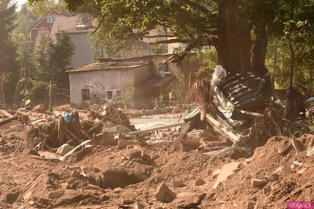 [WIDEO/FOTO] Gruzowiska, zawalone budynki i bezradność mieszkańców. Makabryczny obraz Stronia Śląskiego po powodzi