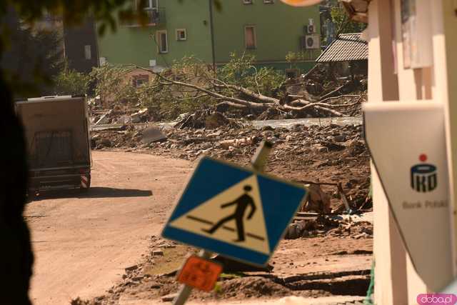 [WIDEO/FOTO] Gruzowiska, zawalone budynki i bezradność mieszkańców. Makabryczny obraz Stronia Śląskiego po powodzi