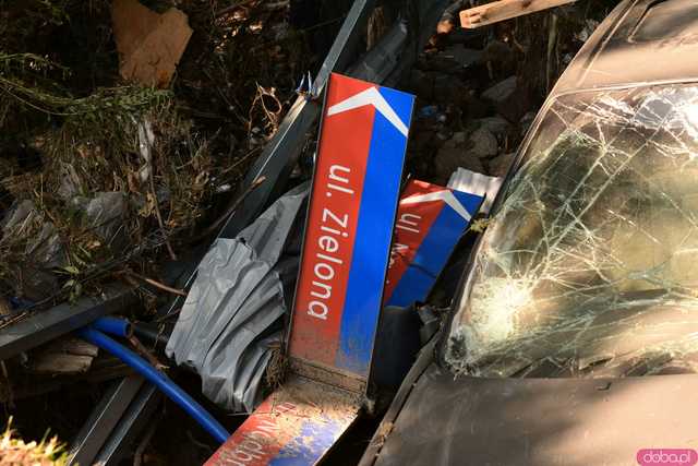 [WIDEO/FOTO] Gruzowiska, zawalone budynki i bezradność mieszkańców. Makabryczny obraz Stronia Śląskiego po powodzi