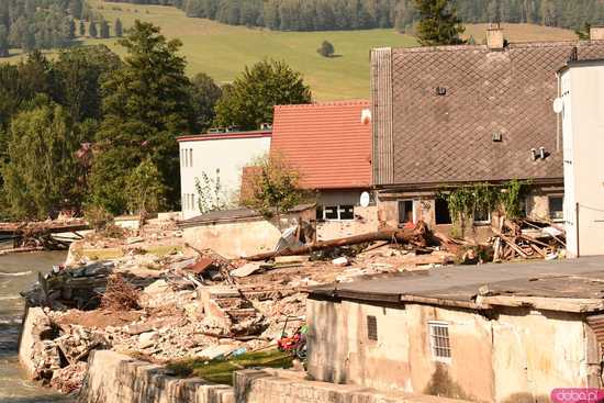 [WIDEO/FOTO] Gruzowiska, zawalone budynki i bezradność mieszkańców. Makabryczny obraz Stronia Śląskiego po powodzi