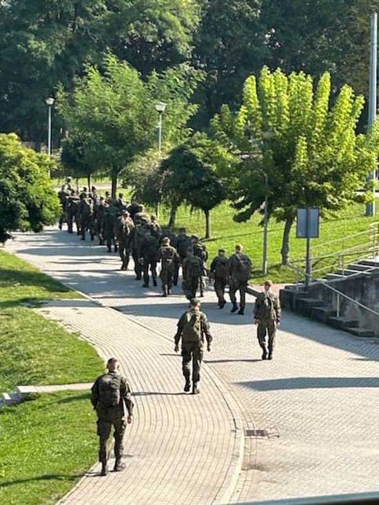 [FOTO] Żołnierze pomagający w skutach powodzi nocowali w Nowej Rudzie-Słupiec
