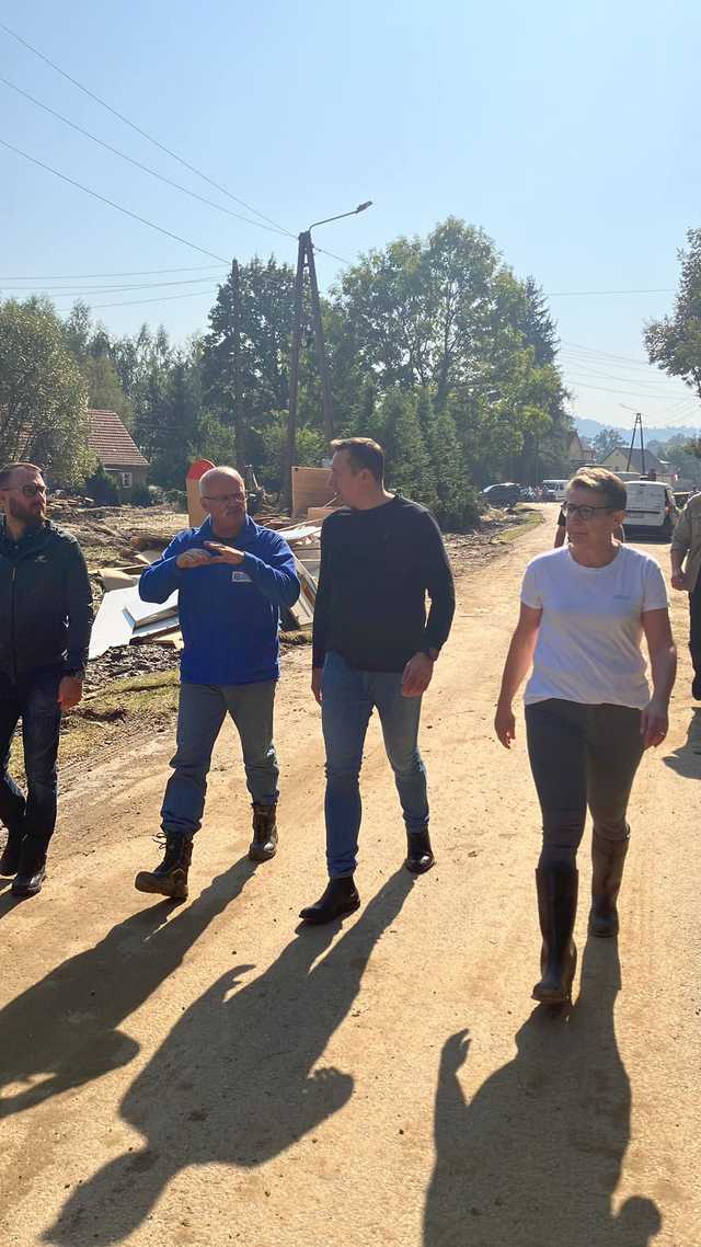 [FOTO] Wicepremier i marszałek województwa odwiedzili powiat kłodzki po powodzi