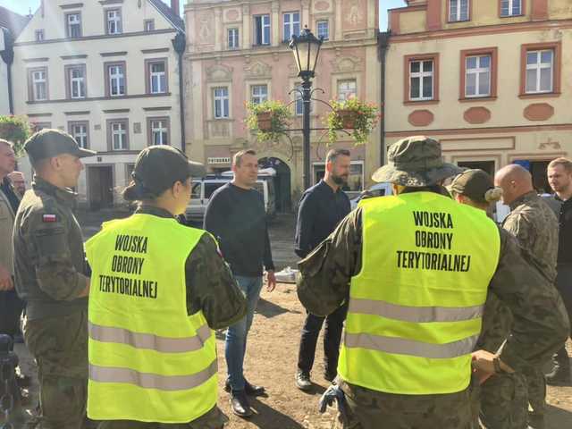 [FOTO] Wicepremier i marszałek województwa odwiedzili powiat kłodzki po powodzi