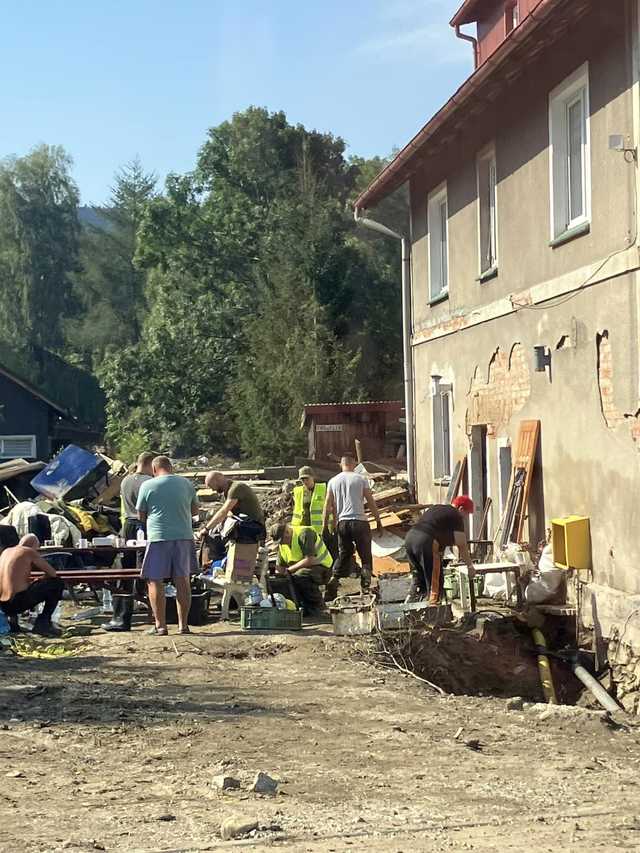 [FOTO] Wicepremier i marszałek województwa odwiedzili powiat kłodzki po powodzi