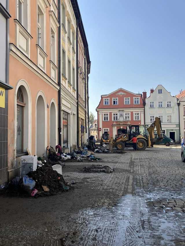 [FOTO] Wicepremier i marszałek województwa odwiedzili powiat kłodzki po powodzi