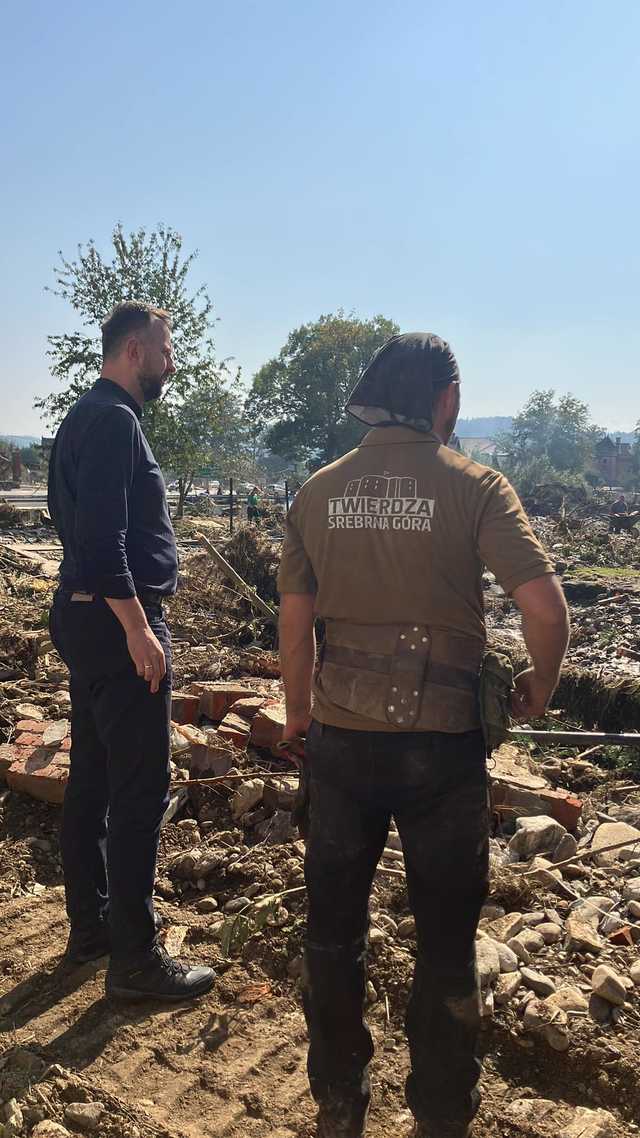 [FOTO] Wicepremier i marszałek województwa odwiedzili powiat kłodzki po powodzi