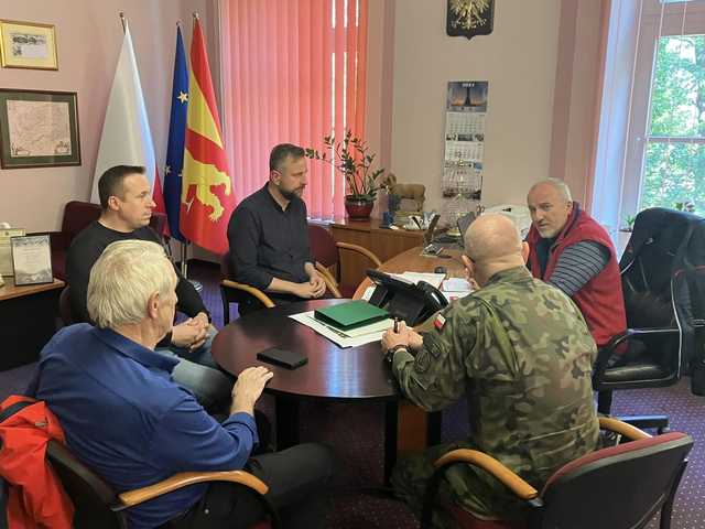 [FOTO] Wicepremier i marszałek województwa odwiedzili powiat kłodzki po powodzi