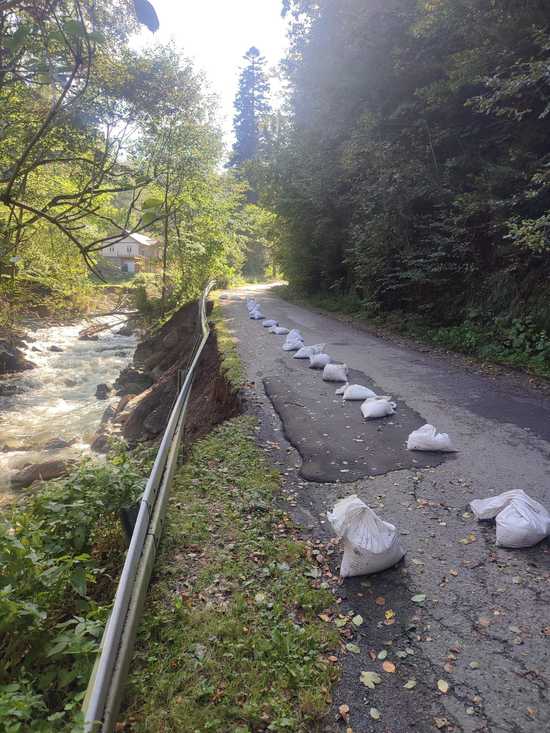 [FOTO] Nadleśnictwo apeluje o niekorzystanie z ul. Śnieżnej w Międzygórzu. Doszło tam do osunięcia skarpy