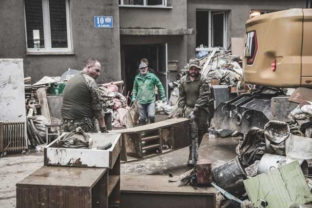 [FOTO] Żołnierze pomagają w porządkach po żywiole