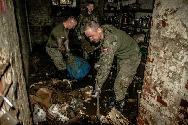 [FOTO] Żołnierze pomagają w porządkach po żywiole