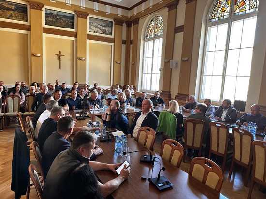 [FOTO] Dyskusja nad sytuacją rolników po powodzi. Minister Siekierski z wizytą w Kłodzku