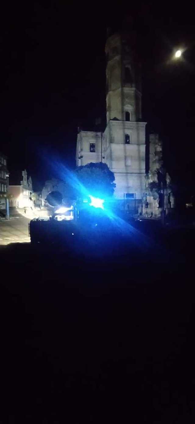[FOTO] Policjanci patrolują tereny powodziowe 24 godziny na dobę