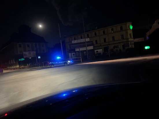 [FOTO] Policjanci patrolują tereny powodziowe 24 godziny na dobę