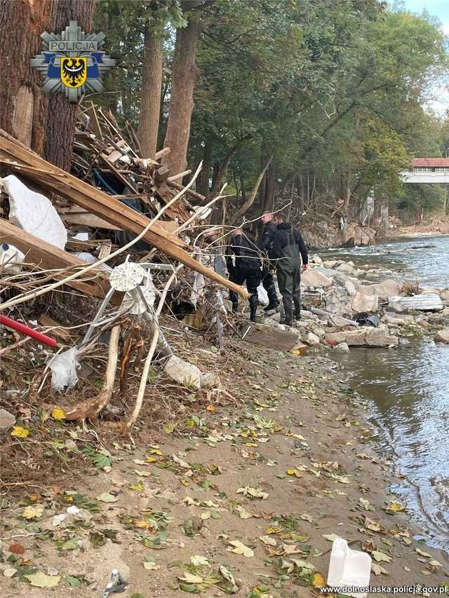 [FOTO] Trwają poszukiwania zaginionej 77-latki. Jej zniknięcie przypadło na przejście fali powodziowej