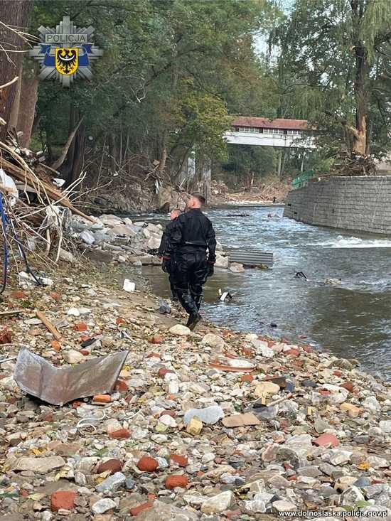 [FOTO] Trwają poszukiwania zaginionej 77-latki. Jej zniknięcie przypadło na przejście fali powodziowej