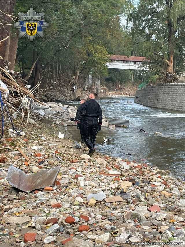 [FOTO] Trwają poszukiwania zaginionej 77-latki. Jej zniknięcie przypadło na przejście fali powodziowej