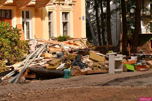 [WIDEO/FOTO] Pomoc jest, ale nie mogę spać, wraca trauma. Jak radzą sobie mieszkańcy Lądka-Zdroju w walce ze skutkami powodzi?