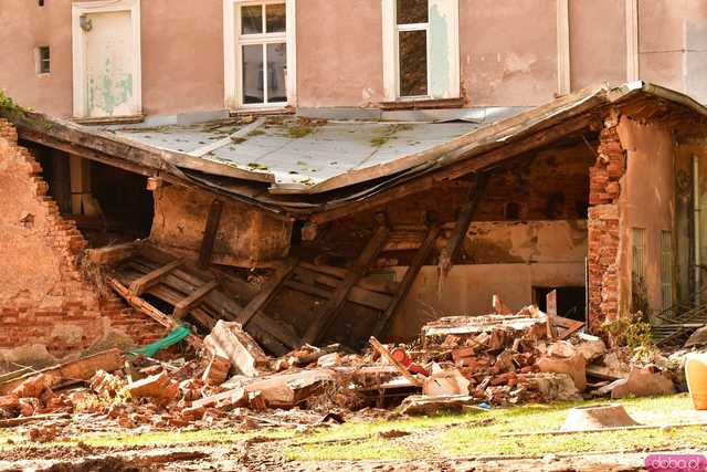 [WIDEO/FOTO] Pomoc jest, ale nie mogę spać, wraca trauma. Jak radzą sobie mieszkańcy Lądka-Zdroju w walce ze skutkami powodzi?