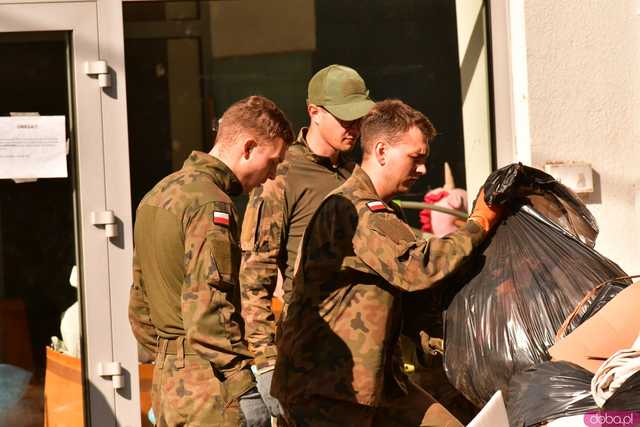 [WIDEO/FOTO] Pomoc jest, ale nie mogę spać, wraca trauma. Jak radzą sobie mieszkańcy Lądka-Zdroju w walce ze skutkami powodzi?