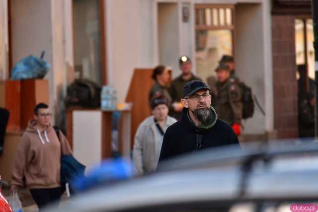 [WIDEO/FOTO] Pomoc jest, ale nie mogę spać, wraca trauma. Jak radzą sobie mieszkańcy Lądka-Zdroju w walce ze skutkami powodzi?