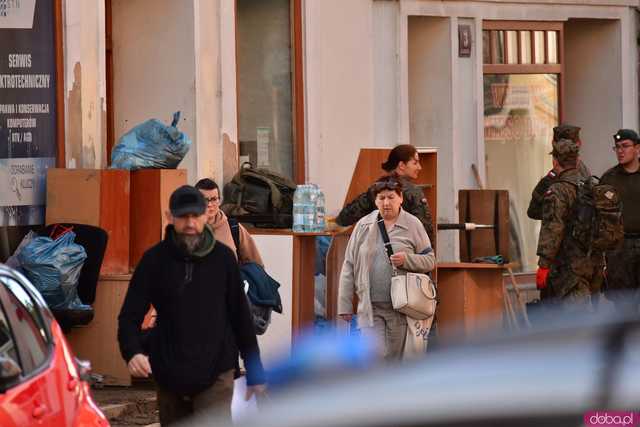 [WIDEO/FOTO] Pomoc jest, ale nie mogę spać, wraca trauma. Jak radzą sobie mieszkańcy Lądka-Zdroju w walce ze skutkami powodzi?