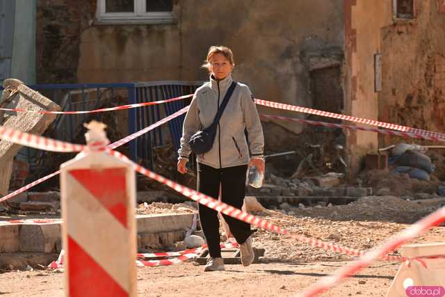 [WIDEO/FOTO] Pomoc jest, ale nie mogę spać, wraca trauma. Jak radzą sobie mieszkańcy Lądka-Zdroju w walce ze skutkami powodzi?